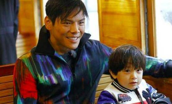 向佐"儿子"长大了,腊八节晒与向佐合影,向佐表白:爸爸爱你_李亦航