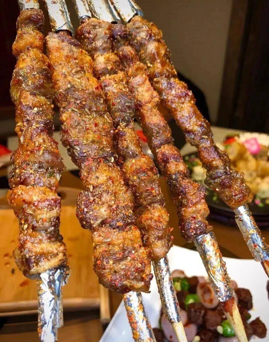 长春最贵的烤全羊pk长春最便宜的羊小腿,哪个更能打_羯羊_蒙古_外皮