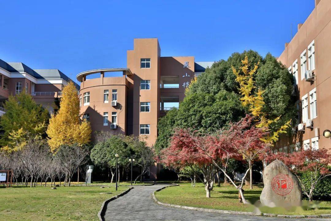 平阳中学广大师生将在县教育局新一届领导班子正确领导下,不忘初心