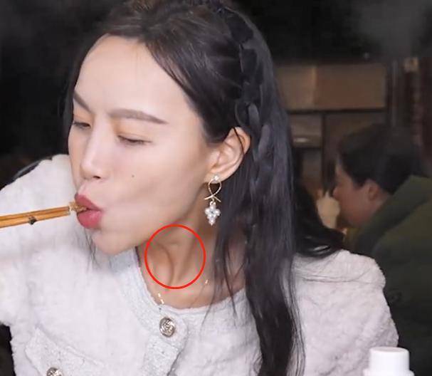 小贝饿了近况堪忧,脖子青筋明显,疑似有坑_身体_工作_东西