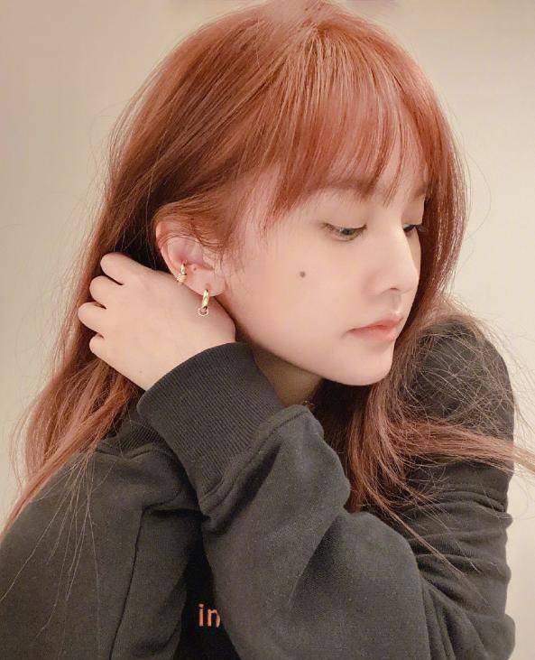 杨丞琳穿搭日系小清新,发色搭配服装更亮眼,造型又甜又盐_风格_休闲