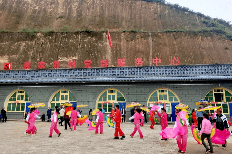 "吴堡县张家山镇辛庄村的老人张建全满面笑容地说.