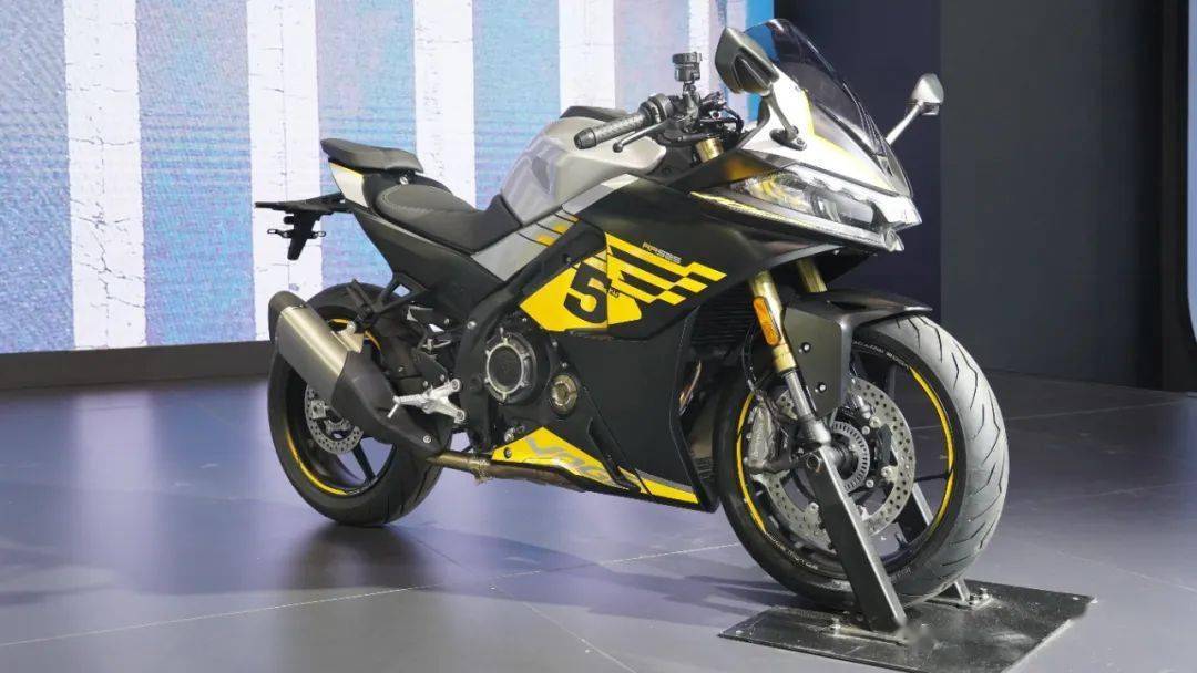 无极500cc双缸跑车亮相工信部,外观小改,长了胡子