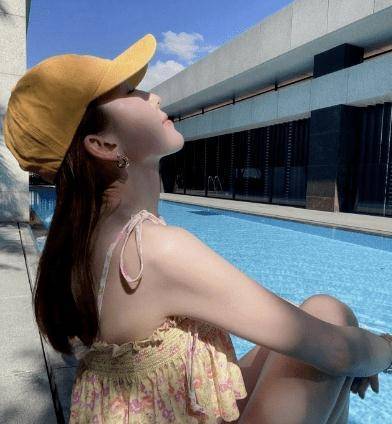 照片中的陈若仪身着花色短上衣,下身搭配蓝色碎花裙,露出修长的美腿.