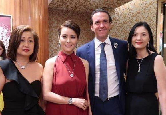 零绯闻,为事业晚育40岁高龄连生三子,今51活成31岁_孩子_丈夫_郑惠玉