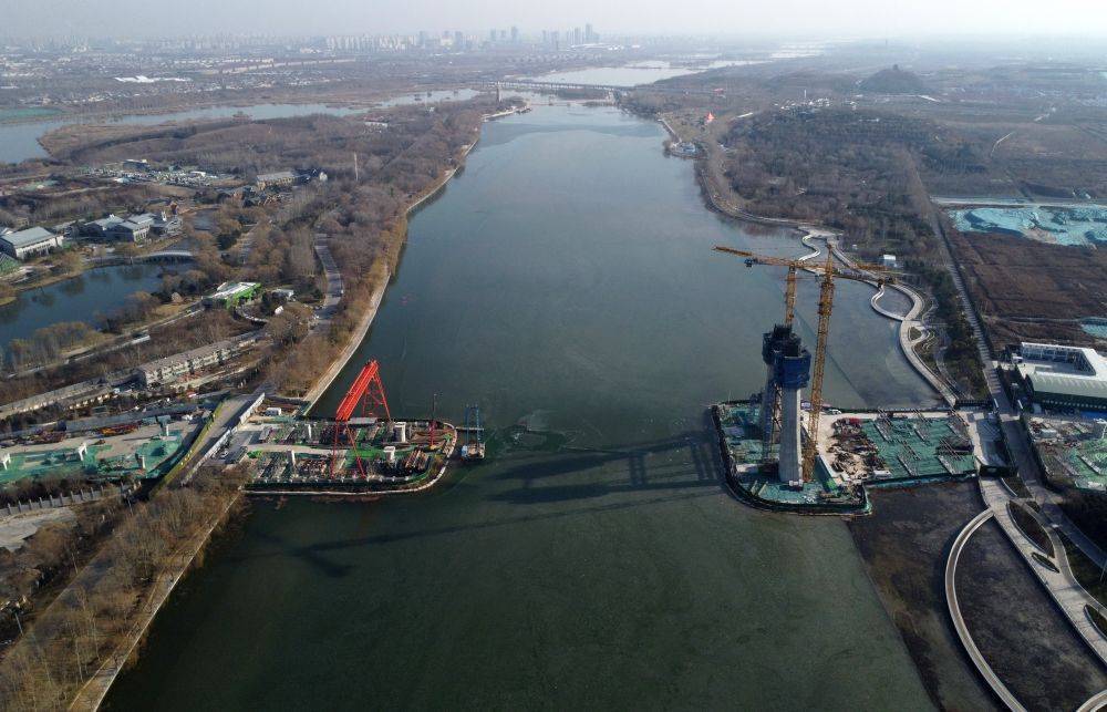 工人在石家莊市復興大街滹沱河特大橋建設工地施工