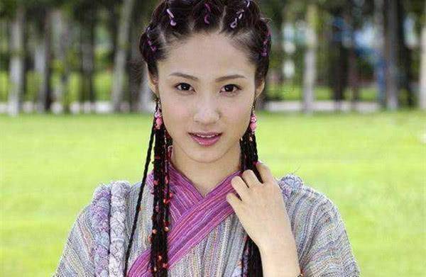 她在剧中饰演小蛮,是风月楼的厨子,因为从小是个孤儿,所以养成贪小