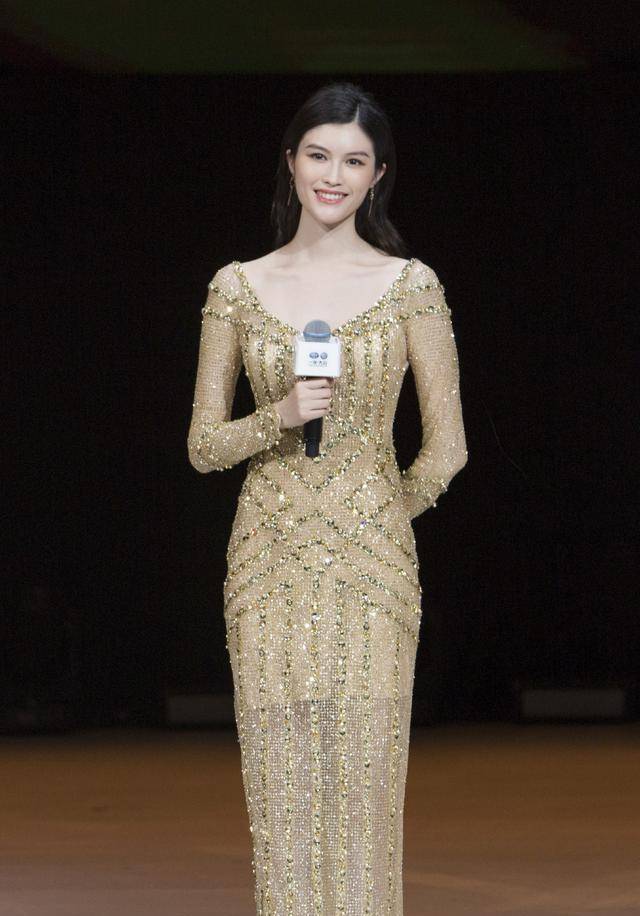 何穗这么穿衣服美的太招摇了,衣服上面镶满钻,看着就很闪亮_金色_元素
