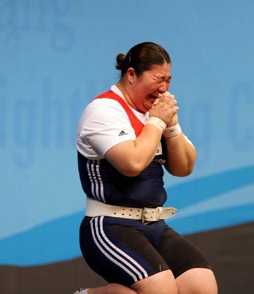 41岁举重冠军唐功红,为国争光冒死一举后七窍流血,今已结婚生子_奥运