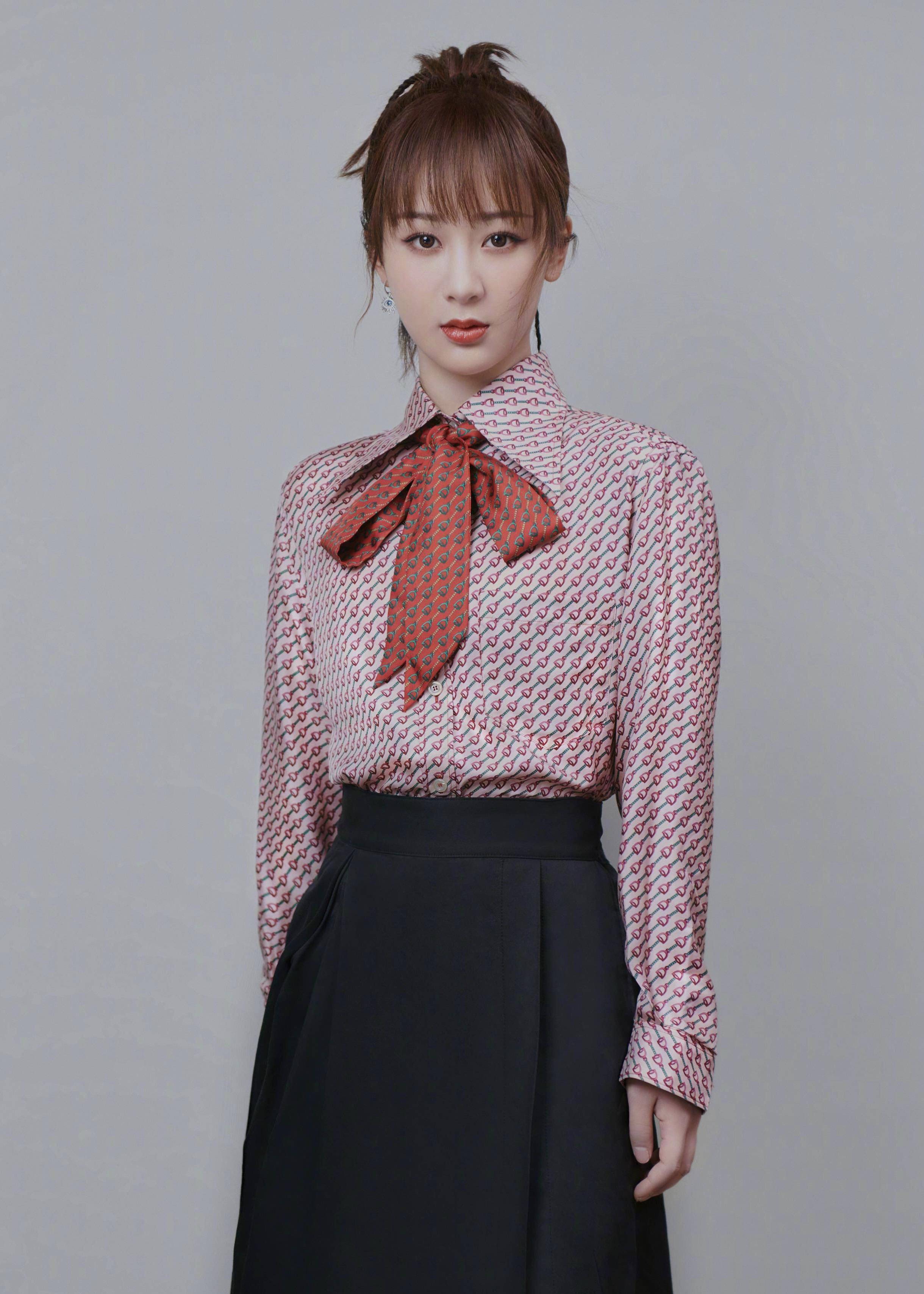 杨紫新造型,蓝色提花廓形裙优雅大方,心形领口配泡泡袖设计好美_感觉