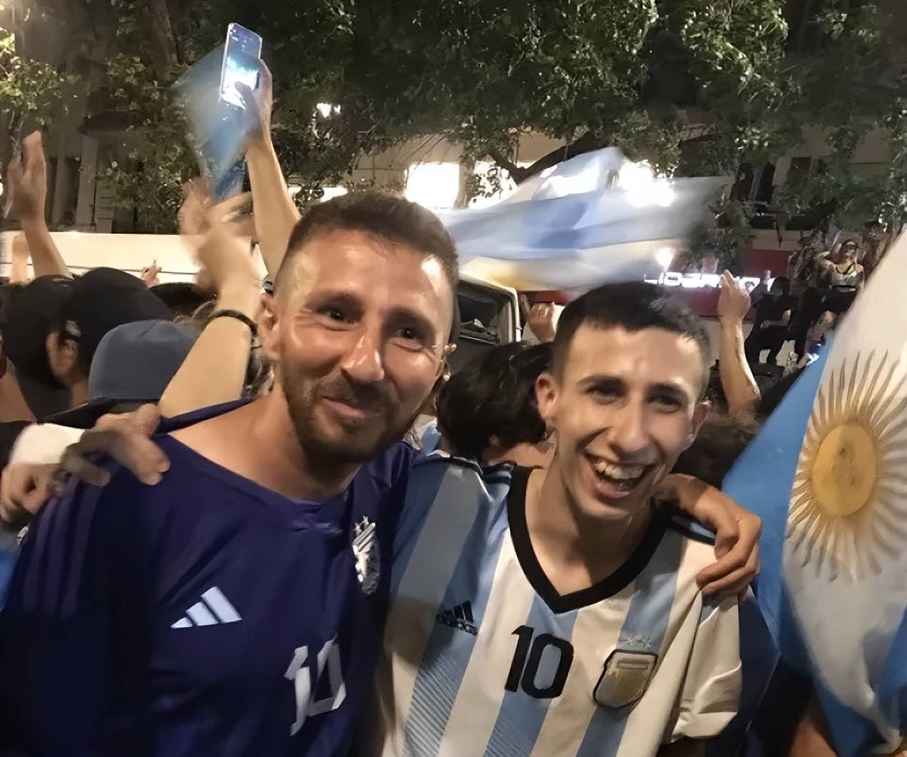 阿根廷夺冠后，深夜2点回国！20万球迷接机，梅西抱着金杯不撒手