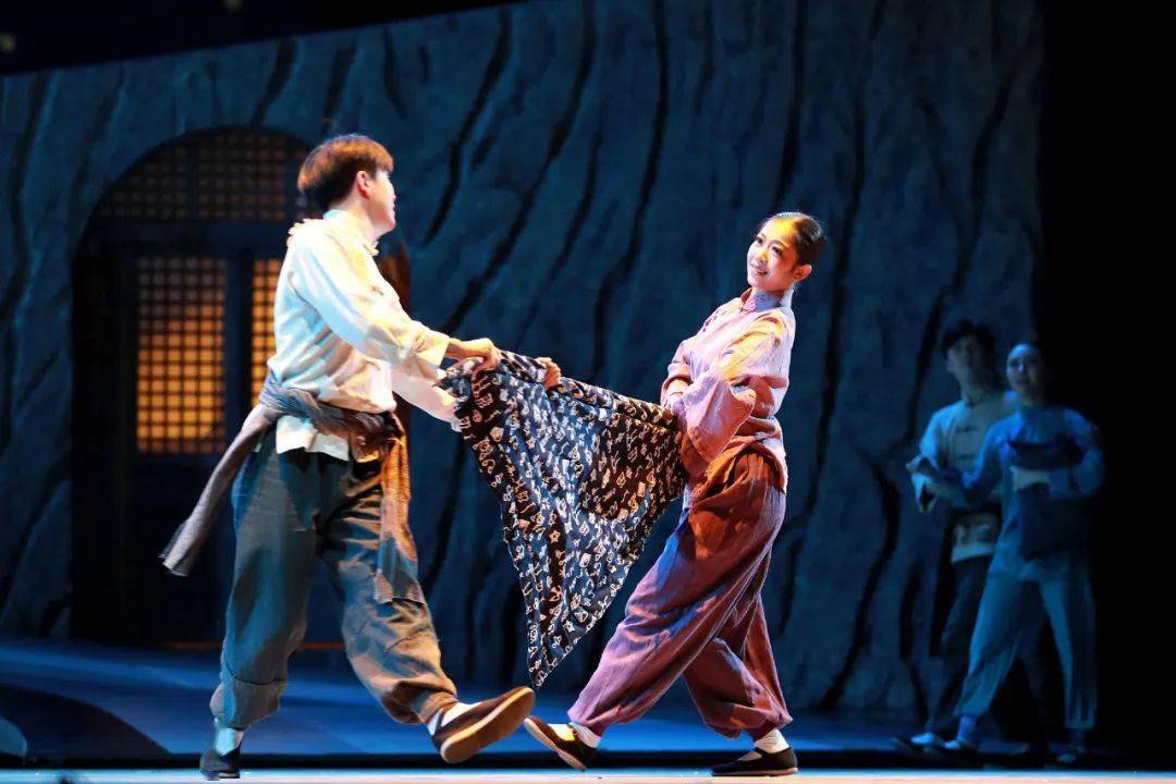 原创民族歌舞剧《郑律成》在中央歌剧院剧场精彩呈现_革命_音乐_创作