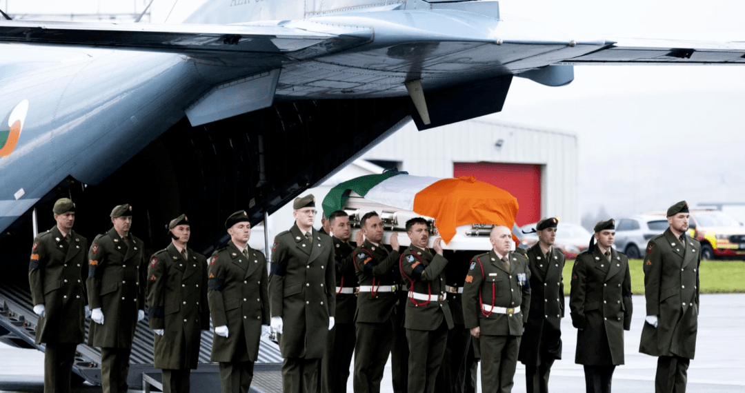 rooney的遗体周一早上由空军飞机送回爱尔兰