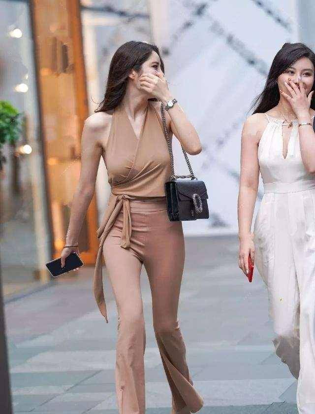 杨柳细腰的打底裤美女,带来的视觉冲击也更是魅力四射,知性优雅_上衣