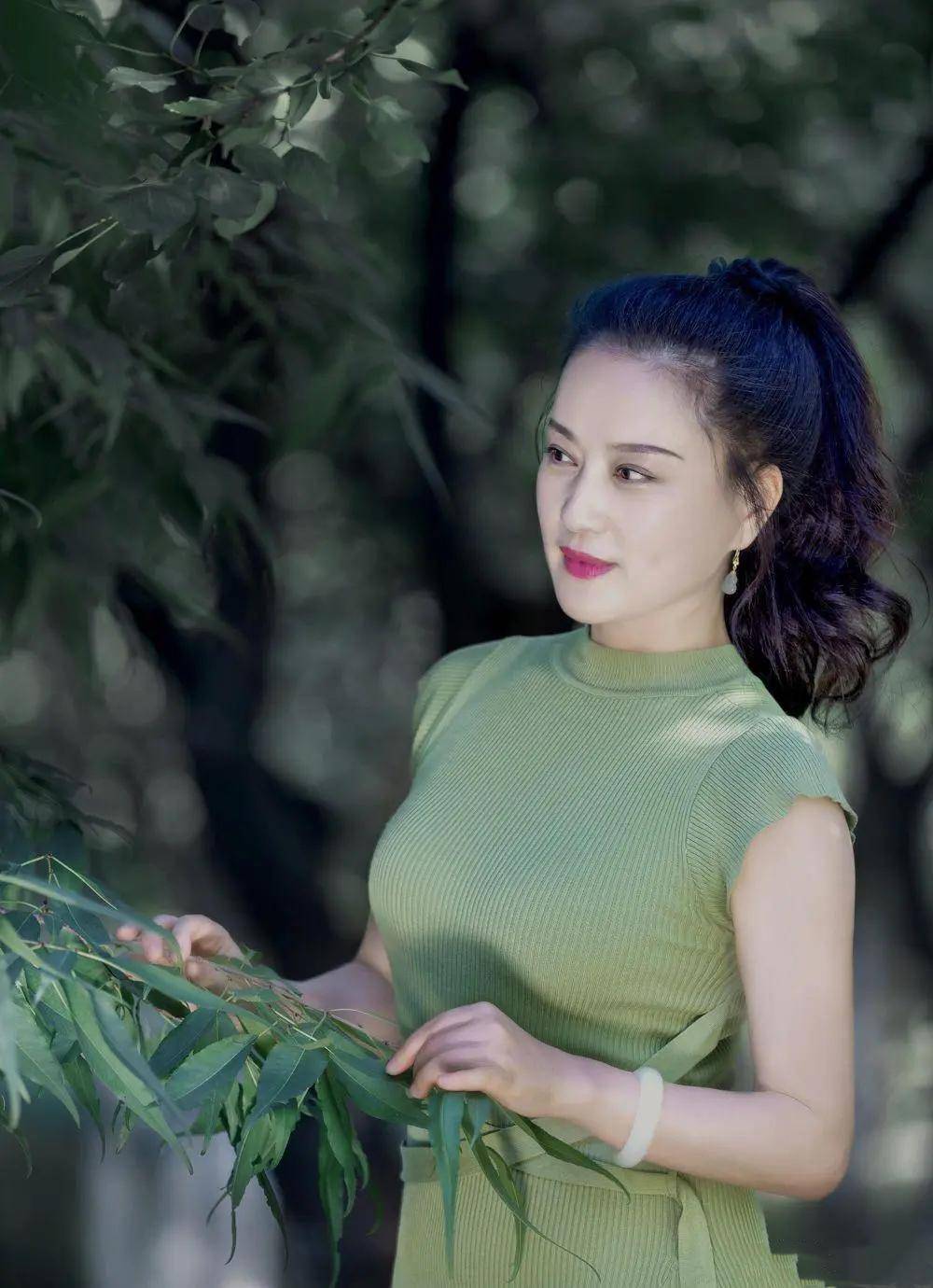 让观众对你在看什么产生好奇,从而加强画面的内涵,注意眼睛要有神韵