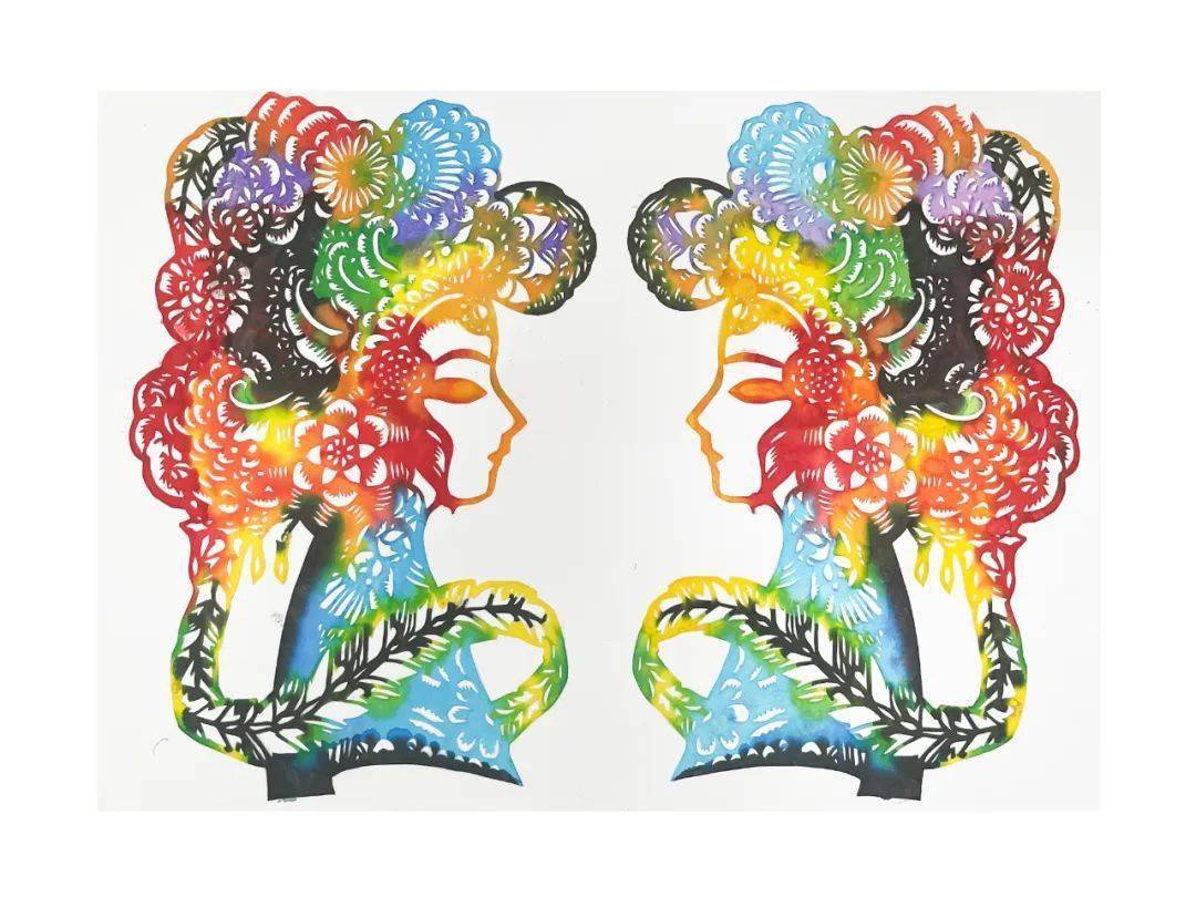 潘佳静染纸工艺具有丰富的创造性,且色彩艳丽的,图案变化无穷