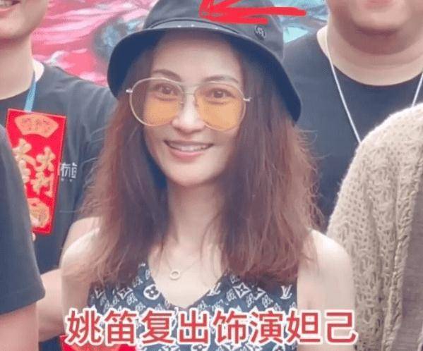 姚笛深夜陌头被光头男亲额头，还上演摸头杀，已婚的姚笛不只没回绝还笑脸相迎