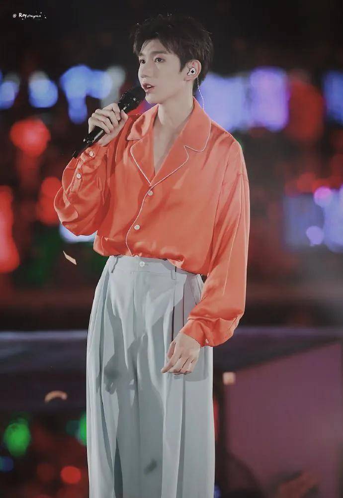 八千万粉丝博主王源多种深v着装,禁欲系荷尔蒙少年迷倒万千少女_睡衣