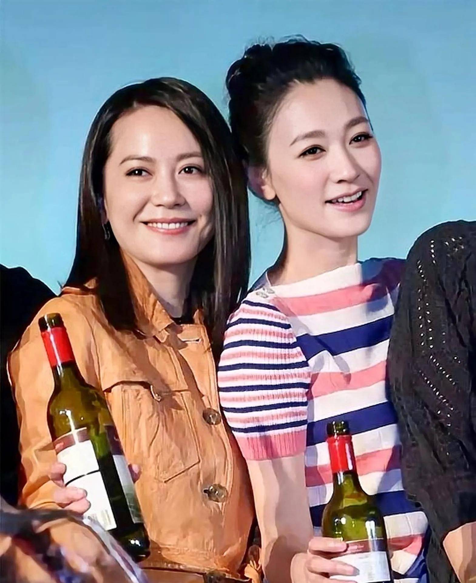 40多岁的李小冉拥有嫩白的皮肤和完美的身材,"盖过"了不少女明星,包括