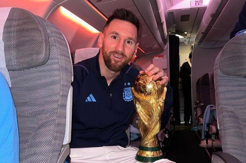 阿根廷夺得世界杯冠军，在更衣室里疯狂庆祝，梅西表示不会退役