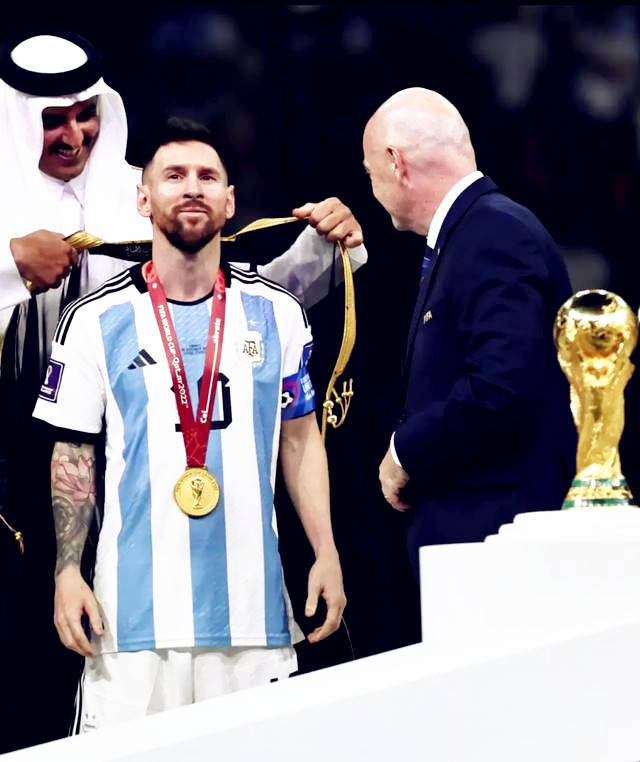 王室荣耀,文化符号——梅西夺冠身披的"金袍"文化深度解析_长袍_黑色