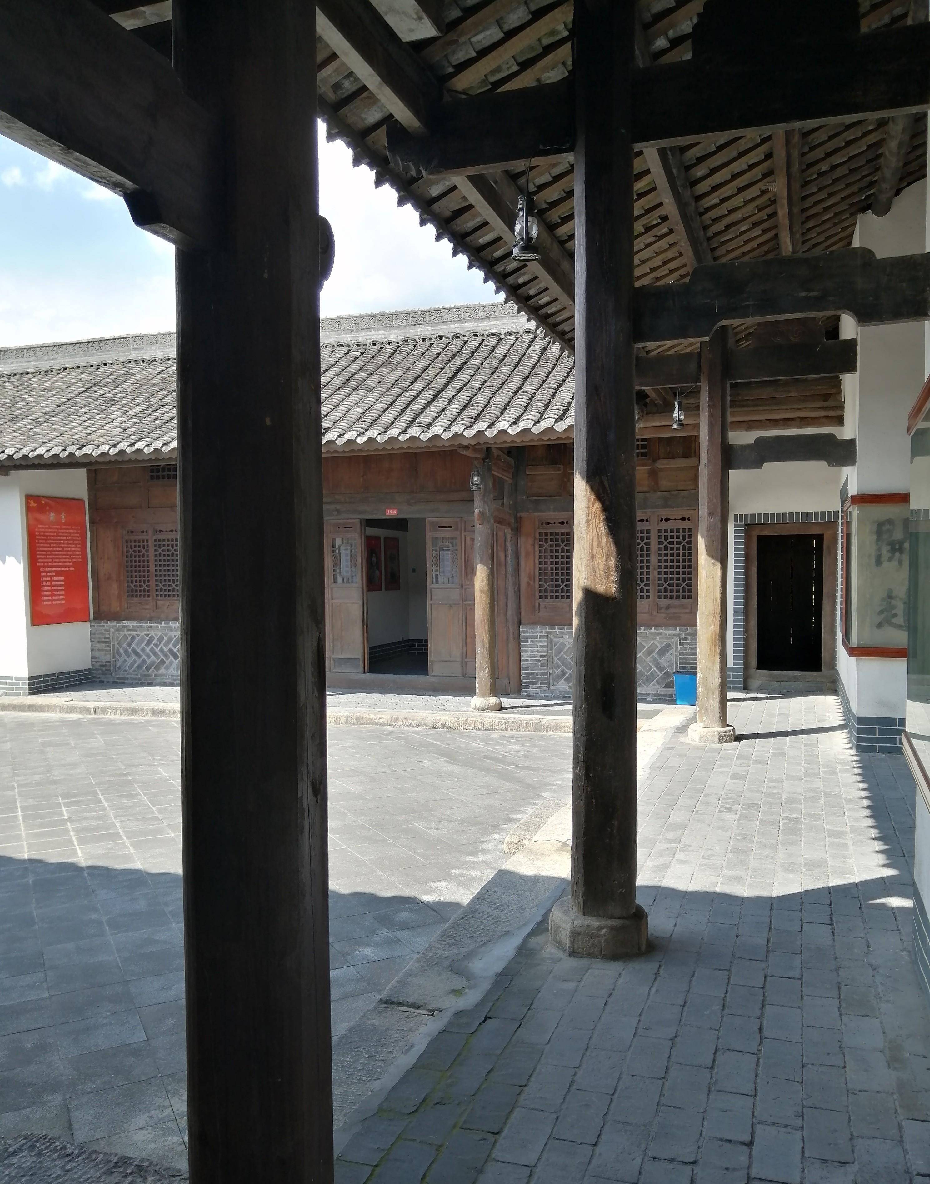 秦岭南麓,蓝天白云下的罗家大院,这是陕西省重点文物保护单位