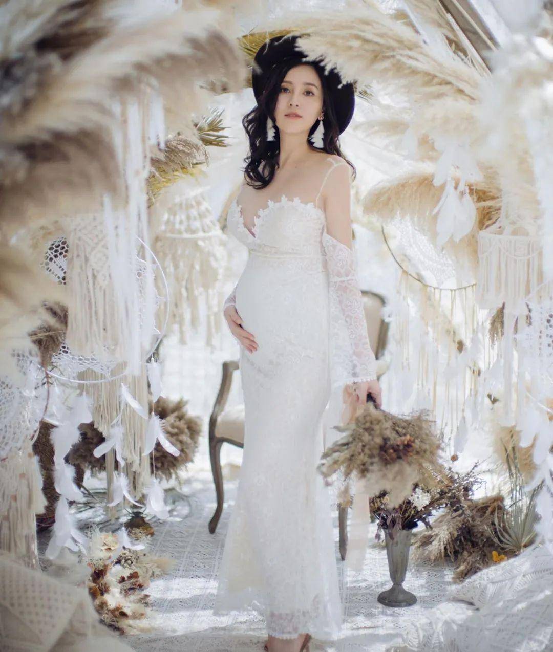 香港人气女神挺七个月巨肚:至今仍未公布宝宝性别_祝福_肚子_老公