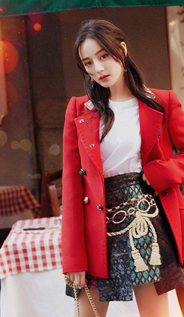 迪丽热巴酒红色包臀裙,完美勾勒出时尚臀部,身材好到太撩人_气质