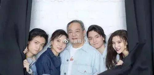 宋妍霏的爸爸比妈妈大12岁,当年是妥妥的高富帅,妈妈也是大美女一枚