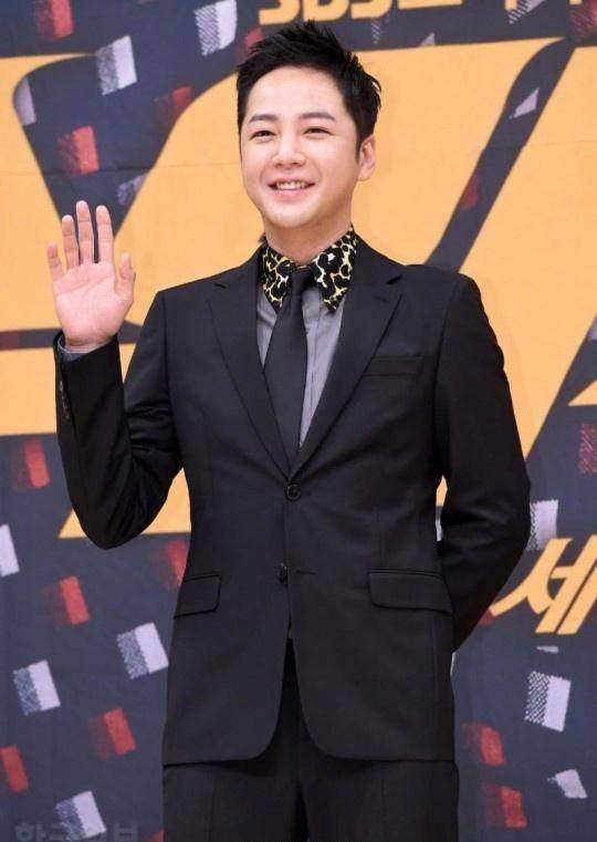 张根硕身穿西装亮相,亚洲王子成沧桑大叔,这几年他经历了太多!