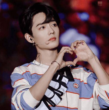 明星比心方式,朱一龙比了个反向心,赵露思高难度,看到王一博:害羞了?