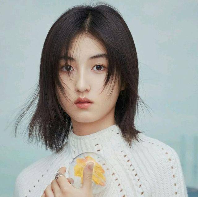 张子枫的脸部线条流畅清晰,整个面部轮廓是不错的.