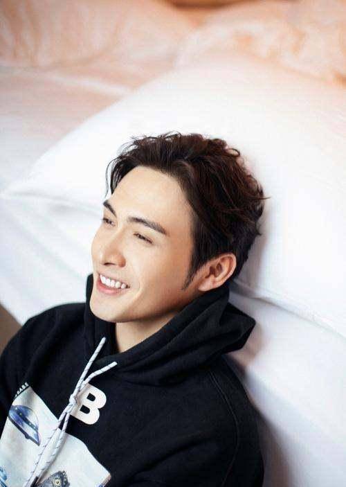 张彬彬晒出自己头围61cm,你喜欢这样风趣可爱的男神吗?