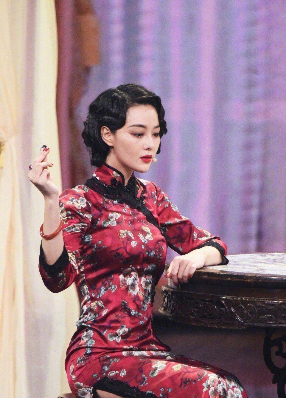 张馨予真大胆,穿旗袍开叉到大腿根,蜂腰长腿太招摇_身材_红色_发型