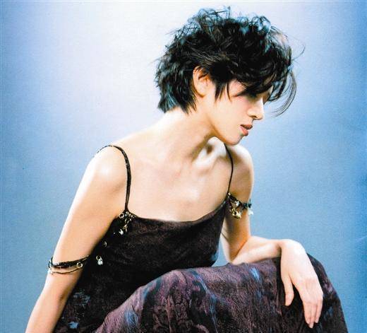 《抱紧眼前人》是林子祥为梅艳芳所写,但是两人一直都没有机会合唱.