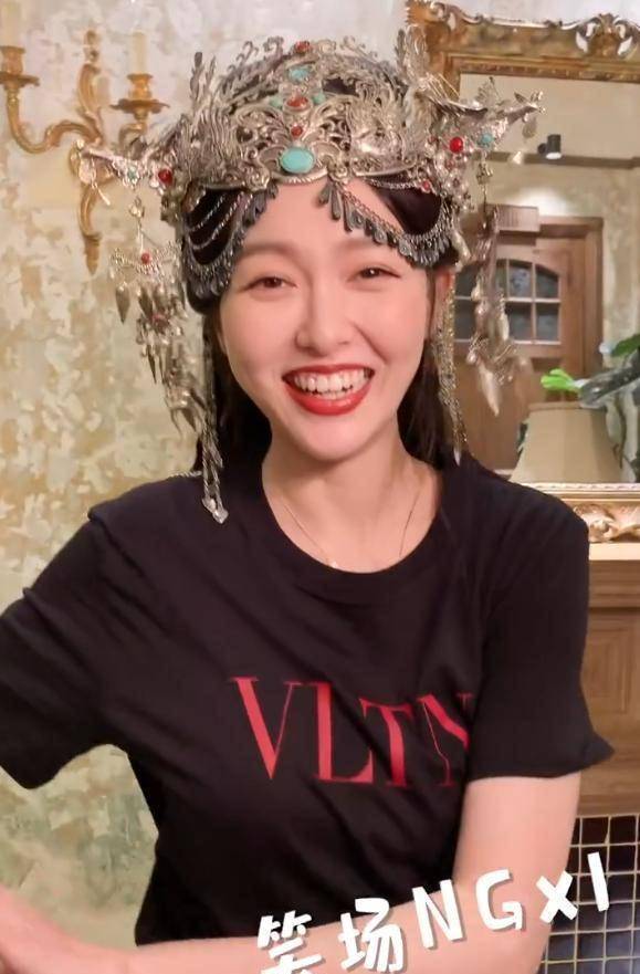 唐嫣产后首营业,状态好频频露齿大笑,红戏服配银冠气质到位_小视频