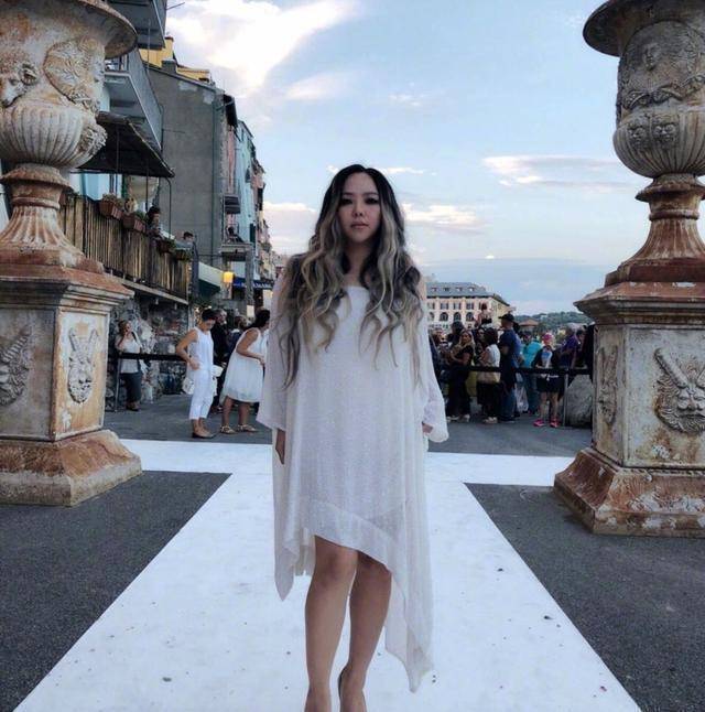 张惠妹胖到失控!红西装都快塞不下200斤,网友:为何变化这么大_黑色_整