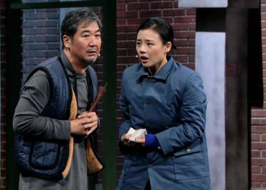 张国立拍戏挡路引发群众不满,整个剧组都在耍大牌吗?_因为_影响_孩子