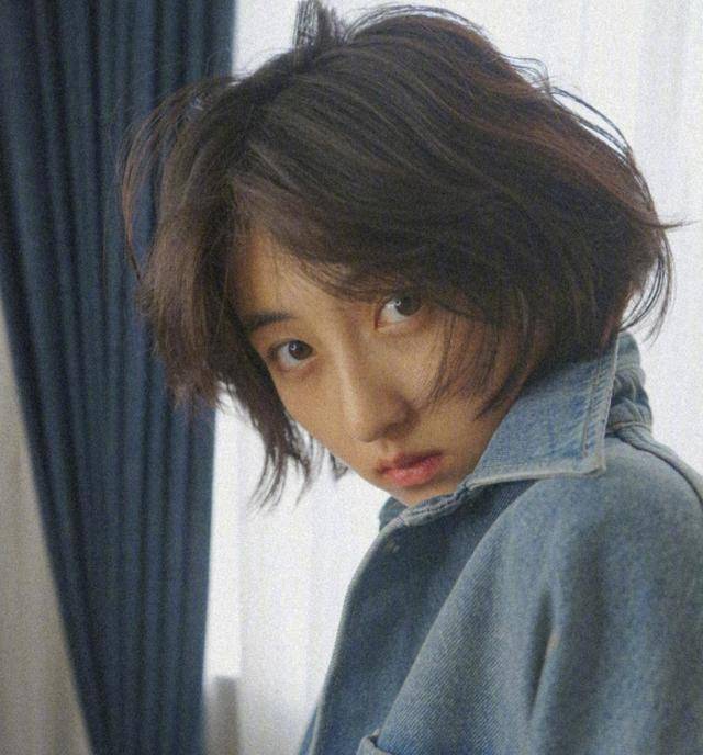 张子枫因少年感上热搜,短发加时尚青春服装,是少女该有的模样_妹妹