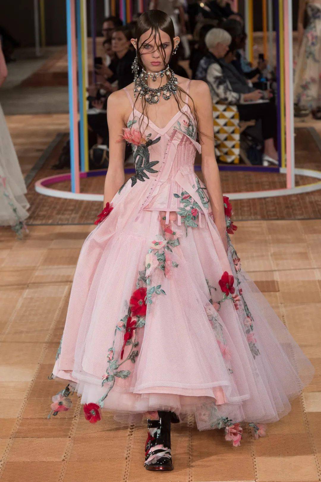 张秀场大图带你领略设计师们惊人的花卉元素细节设计~_服装_平面_造型