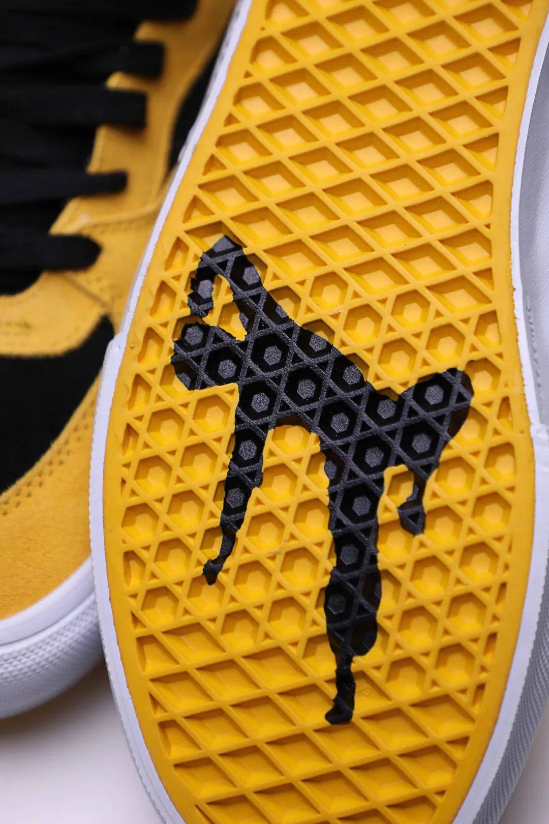 此次的bruce lee x vans half cab采用李小龙标志性的黑黄配色同时在