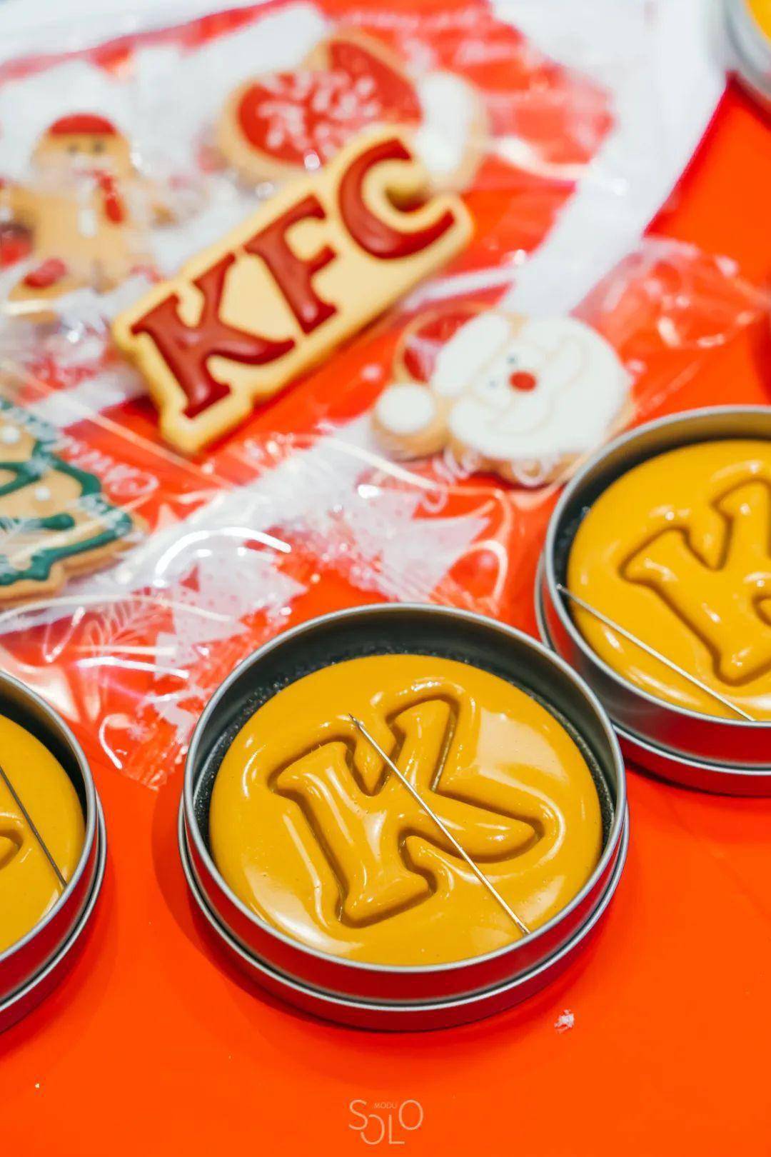 性的logo刻在糖饼上在本次派对中开设「kfc专场」聚会必备的《鱿鱼