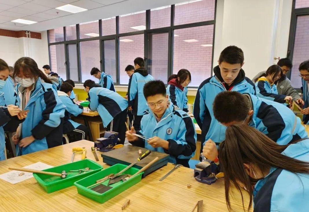 咸阳渭城中学通用技术课上的实践操作_实验_榔头_知识
