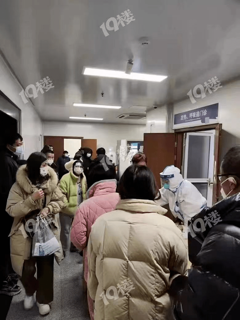 嘉兴最近医生紧缺?不少人收到了停诊短信!五县两区发热门诊查询上线 手机就能看当前就诊人数!多个小区邻里已经发起药品抗原共享了…_海宁_互助_市民