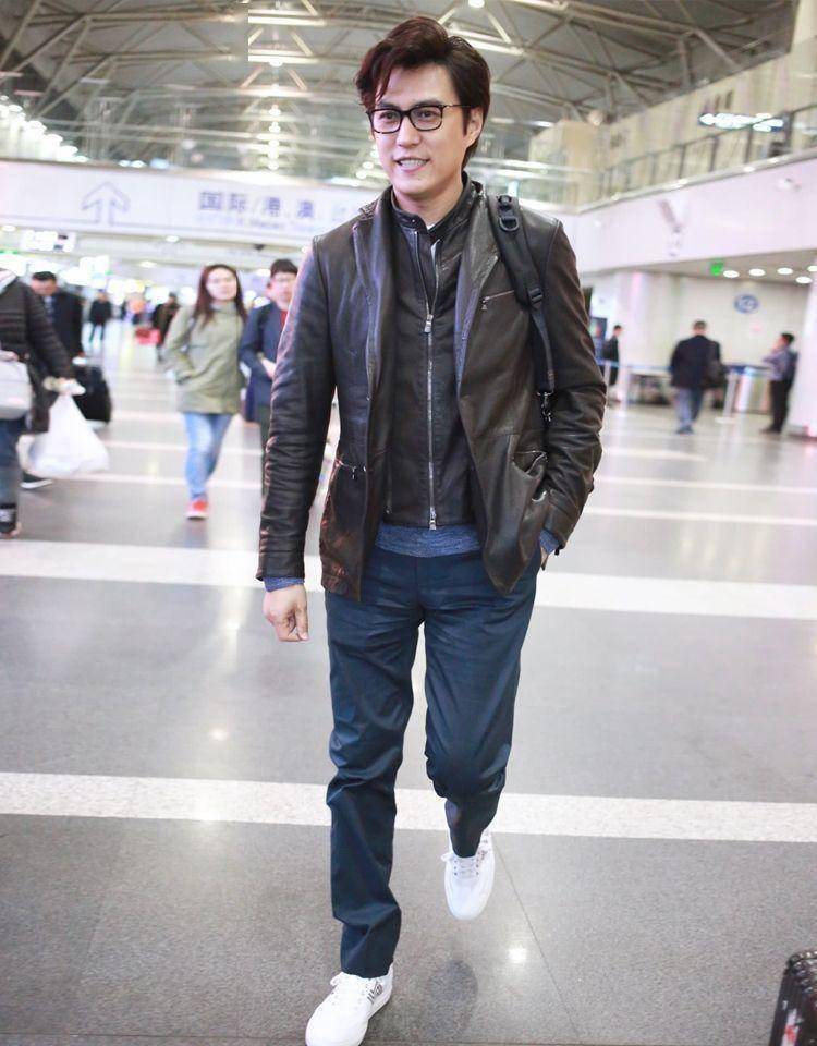 西装下面不一定要配西裤,瞧靳东,刘德华这样穿,不油腻还很高级_造型