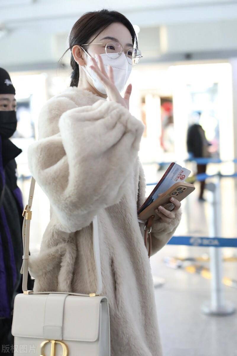 2022年12月23日,北京,陈瑶机场出发.身着毛绒开衫优雅端庄.