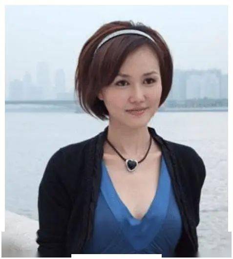 提到《夜倾情》节目,大家无疑首先想到的是该节目的主持人黄颖,黄颖和