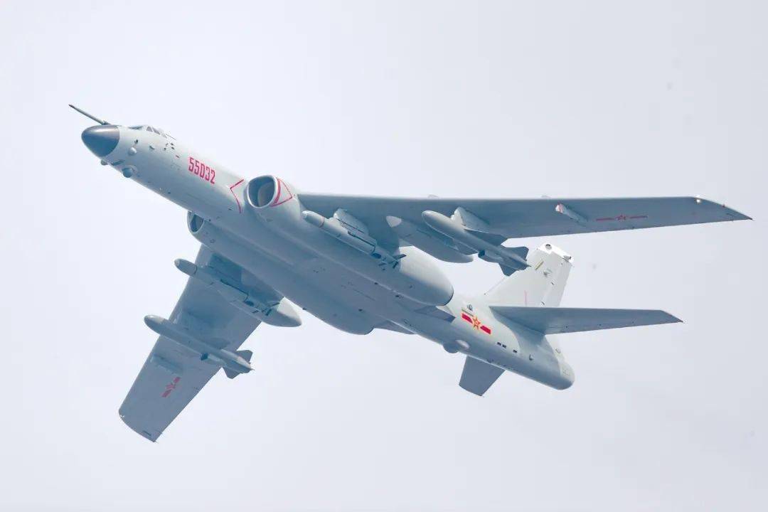 轰6n是我国最新的远程战略轰炸机,可以进行空中受油.
