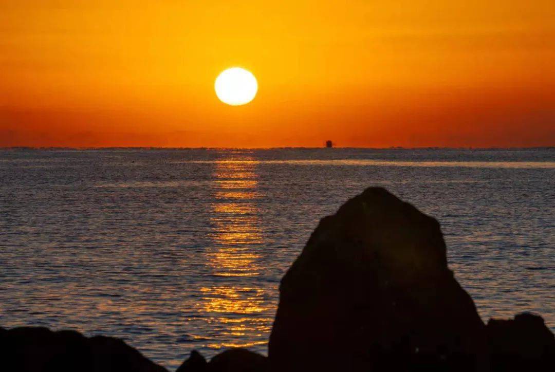 太阳即将升起破晓(闫淼摄)黎明暖意(徐金英摄)选一张高颜美图做屏保吧