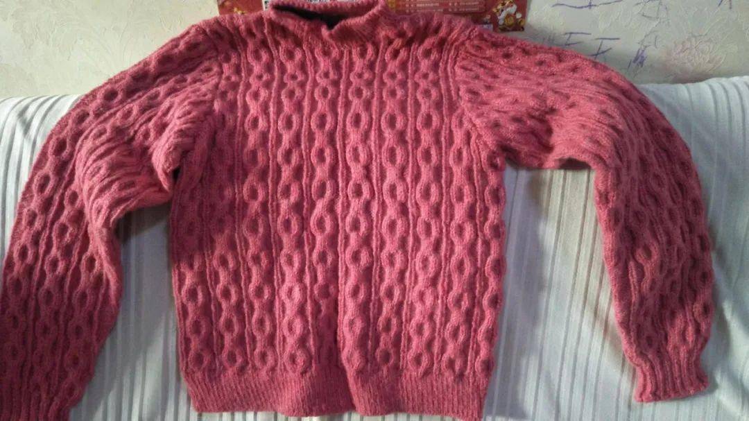 10元3,全新手织毛衣20元2,全新雪候鸟羊绒围巾原价70多,现30转让适合